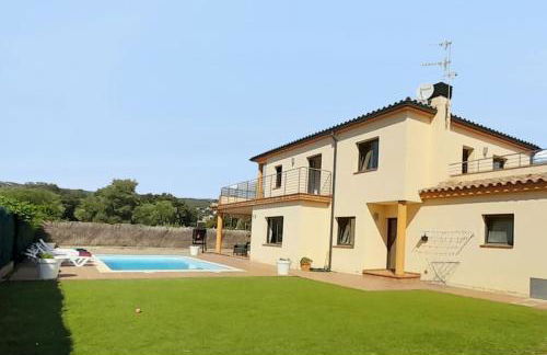 Villa Mediterránea con Cinco Dormitorios y Piscina - Foto 3