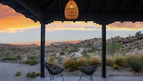 Boulder Surrounded Escape- ANOTHERdeserthouse - Photo 5