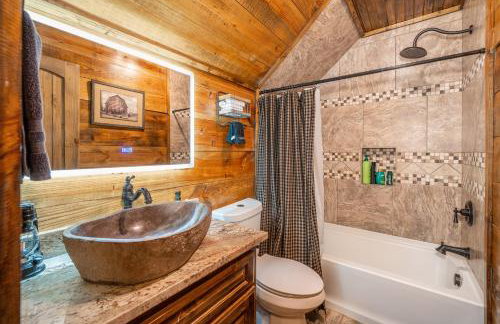 River Lodge Escape with Hot Tub - Foto 34