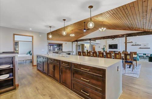 The Gathering Place! Sleeps 24, Lakeview, Game room - Foto 24