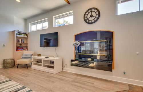 Luxe Pasadena Casita with Fireplace and Grill - Photo 2