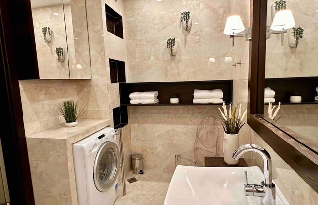 Chic Metro-side Apartment - Photo 18