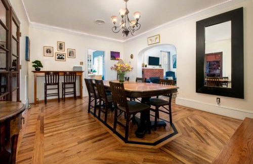 The Golden Parlor- Historic Victorian, Hot Tub - Foto 21