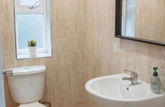 Spacious & Modern 8-Bed Home - Sleeps 13 - Parking - Foto 38