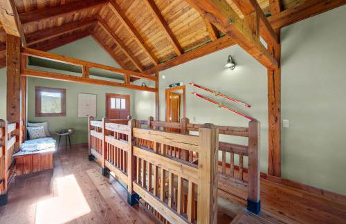 Walk to Village! Stunning timber chalet! Hot-Tub, Bonfire & more! - Foto 15