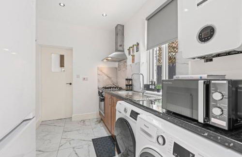 Free Parking ,Modern 4 bedrooms 10min from Birmingham city centre ideal for contractors ,Groups and Families - Photo 26