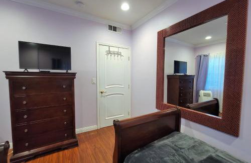 3 bedroom guest suite first floor unit with nice patio area right next to the MrC Hotel 10 minutes from Rodeo Drive Washer Dryer WIFI and more - Foto 23