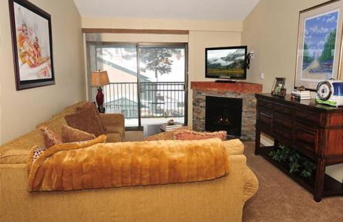 St Anton Street View 2-Bedroom Condo with full kitchen - Foto 4