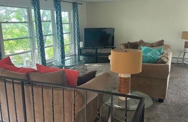 Spacious and Walk to the Beach with Central AC and Outdoor Shower - Photo 5