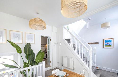 Bright & beautiful 4 bedroom house with sea views - Photo 5