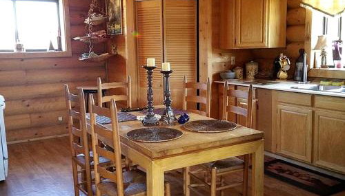 Spacious, Inviting Log Cabin Encircled by Wildlife in Utah - Foto 4