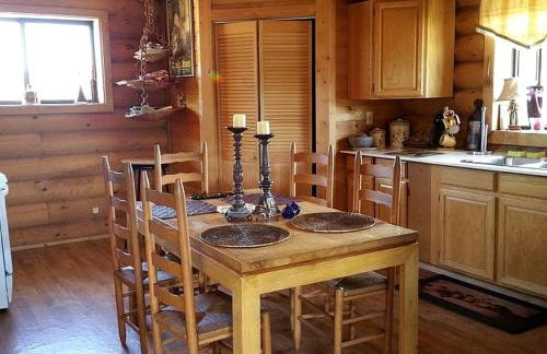Spacious, Inviting Log Cabin Encircled by Wildlife in Utah - Foto 4