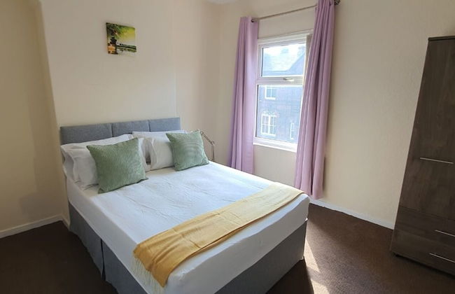 Spacious House in Stoke - Photo 1