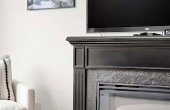 Lakeview Splendor 7BR Penthouse Bliss - Photo 43