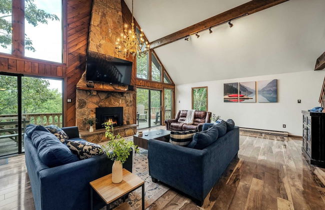 Sky View Chalet by Avantstay Stunning Interior, Spacious Deck, Hot Tub, & View - Photo 7