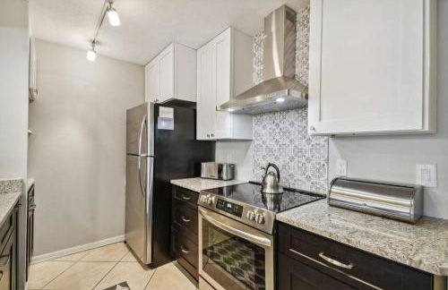 SPECTACULAR, NEW Professional Decor, Near Dis, NO Steps, Pool, Patio, LOW Rates! - Foto 91