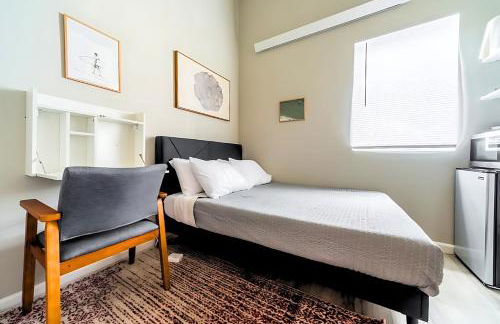 Cozy Micro Suite Unit 5 Sleeps 2 Minutes to Downtown - Foto 8