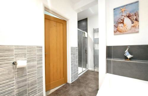 Meadow View Apartments are 2 and 3 bedroomed with private parking - Foto 26