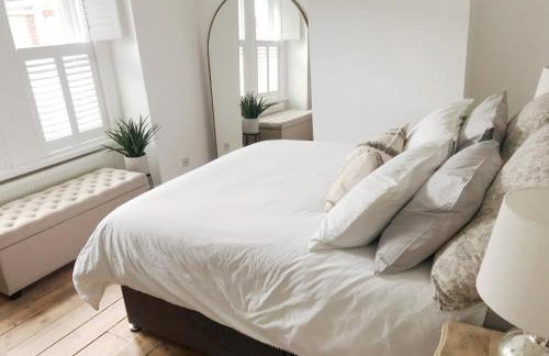 Emerson House, dog friendly with log burner close to waters edge and harbour - Photo 5