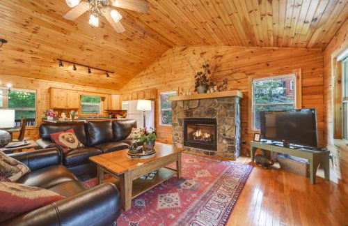 Peaceful Smoky Mountain Cabin with Deck and Fire Pit! - Foto 1