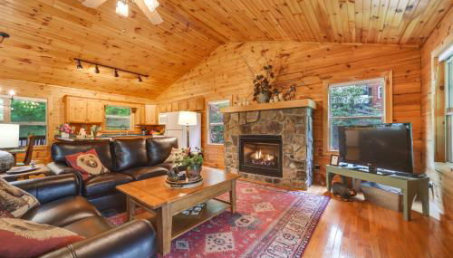 Peaceful Smoky Mountain Cabin with Deck and Fire Pit! - Foto 1