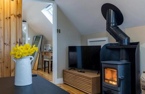 Hayloft with Log Burner and panoramic views - Photo 18