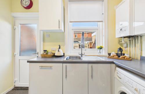 RestfullStays- 3 Bedroom, 4 Bed House FREE PARKING - Foto 21