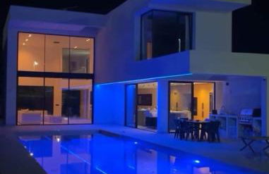 Ultra-Modern 5-Bed Luxury Chalet with Private Pool & Home Cinema 13 Min To Beach - Foto 4
