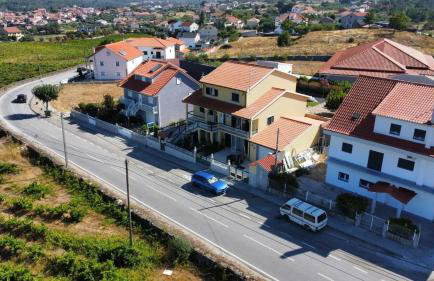 Charming House in Cortiçada with Balcony and Mountain View - Foto 36