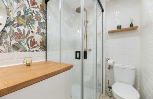 Urban Charm Rooftop Apartment with Vista - Photo 14