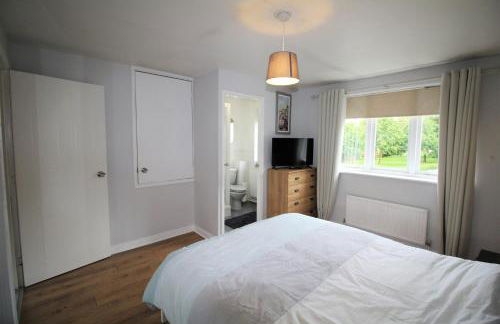 3 Bed Detached - Sleeps 5 - Private Garden & Parking Plus Garage - Quiet Cul De Sac Location - Dog Friendly - Fast Wifi - Close to Motorway Access - Foto 21