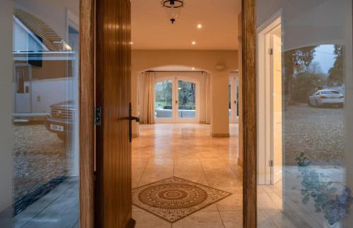 5BDR Luxe Villa By Torr Property Group Short Lets & Serviced Accommodation With Free Parking & River View Stratford-Upon-Avon - Foto 13