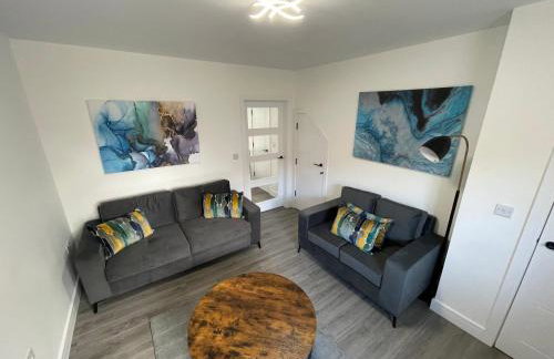 Brand New High Spec House with Parking & Wi-Fi By Home Away From Home - B - Foto 2