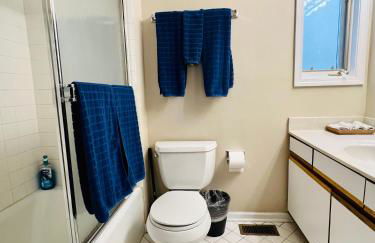 Designer Themed 4 Bedroom in Best Location with Patio and Fireplace - Foto 38