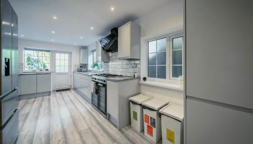 Spacious 6 Bedroom House l Near Airport l Sleeps 12 l Book With Confidence with The Cosy Corner Nationwide - Foto 4, stove, dishwasher