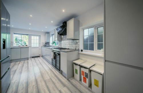 Spacious 6 Bedroom House l Near Airport l Sleeps 12 l Book With Confidence with The Cosy Corner Nationwide - Foto 4