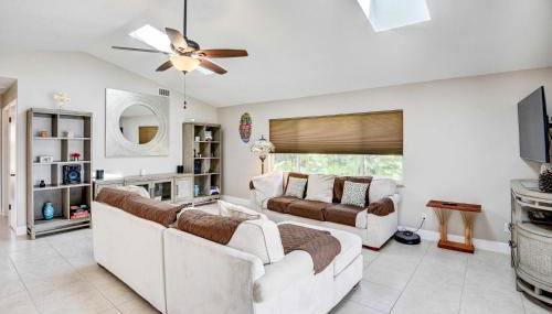 Screened Porch Waterfront Home in Deltona! - Foto 5