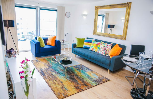 Riverside 2 Bed Apartment - Foto 1