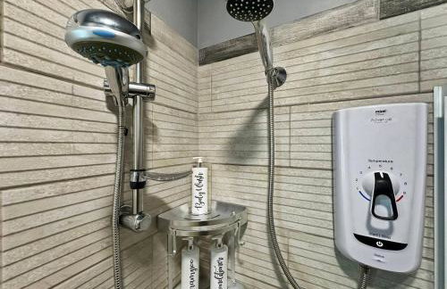 Kinky Kabin w Hot Tub, Sauna and Rooftop Garden - Foto 27