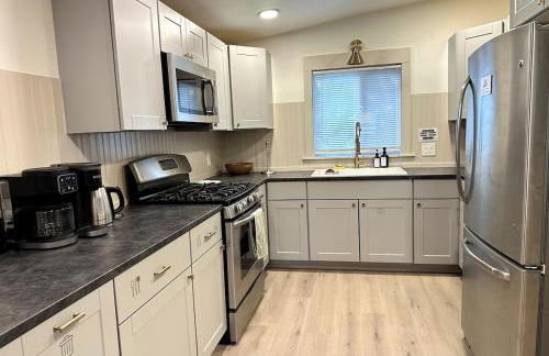 Freshly Renovated Family Home with Game Room, AC, King Bed, Luxury Bathroom - Foto 42