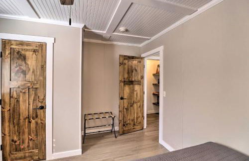 Lakefront Greers Ferry Cabin with Covered Boat Slip! - Foto 15