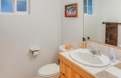 Crestline Home with Deck Less Than 2 Mi to Lake Gregory! - Foto 8