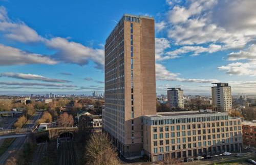 2-BR Flat - City & Town Centre View -1 Minute to Train & Tram Station - Sleeps 5 - Foto 44