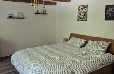 Old house by the stream - Photo 12