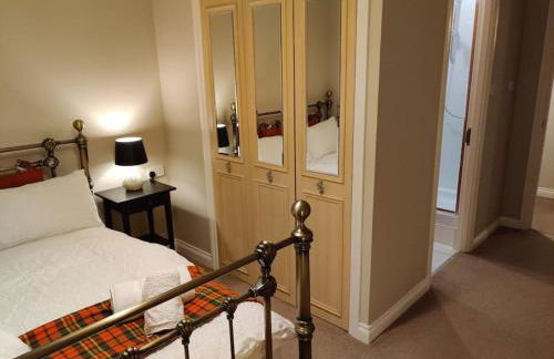 Next to the Palace and Royal Mile with parking - Photo 26