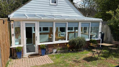 Cozy & Self Contained Garden Bungalow - Foto 2