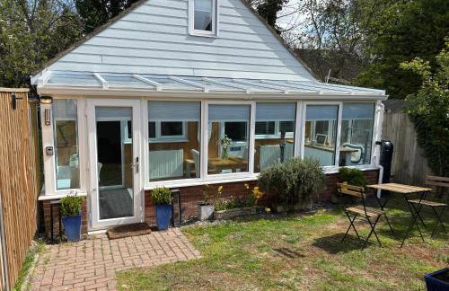 Cozy & Self Contained Garden Bungalow - Foto 2