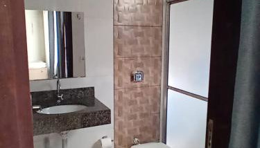 Quarto 1 cama de casal com ar estacionamento - Foto 4