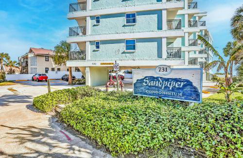 Polished oceanfront condo with pool access, private balcony & washer/dryer - Foto 1