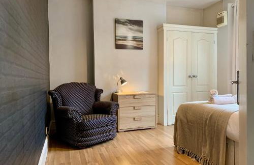 6BR Home with Parking Near Wolverhampton - Foto 35